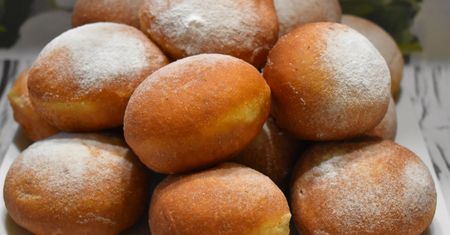 Puszyste i lekkie pączki. Zrób w domu zamiast przepłacać w cukierni