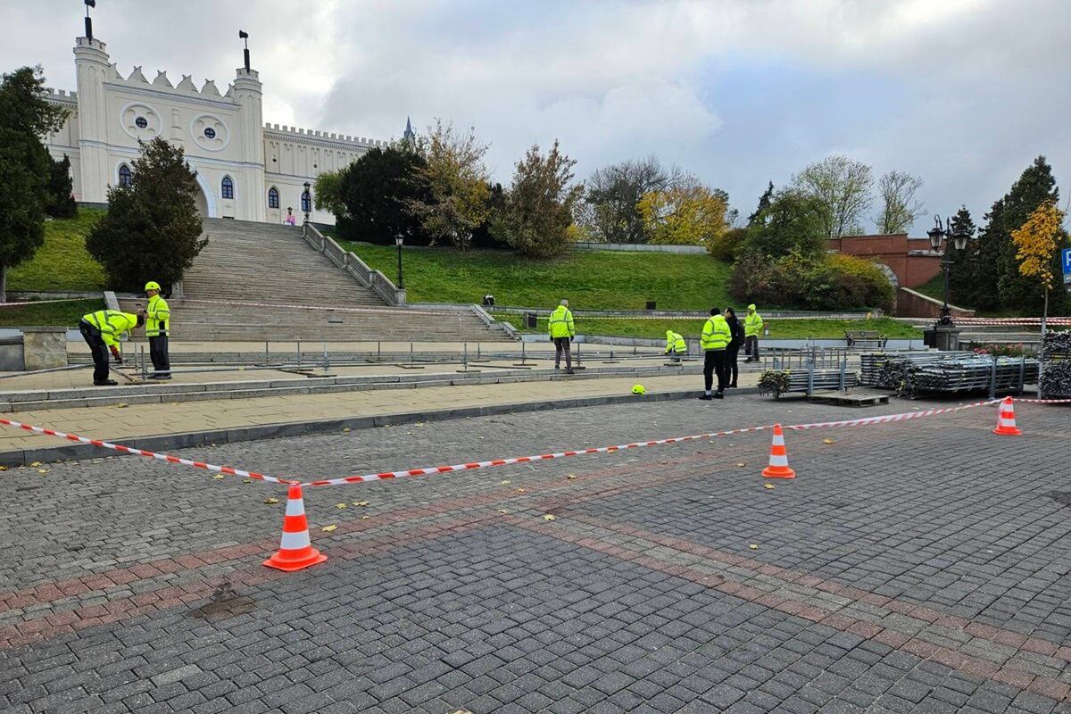 Montaż konstrukcji z rusztowań przed Zamkiem