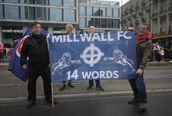 Przywieźli skandaliczne flagi. Wyjaśniamy, co znaczy napis "14 words"