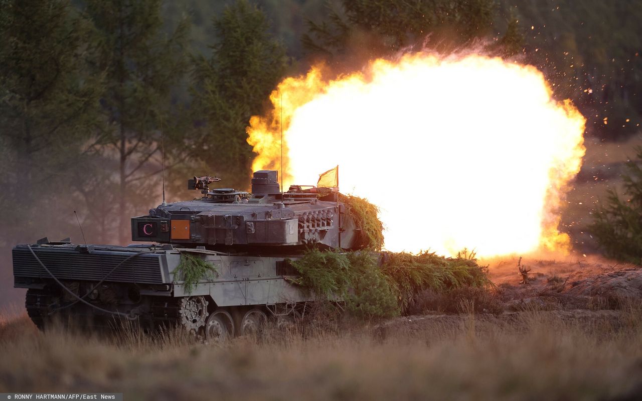 Czołg Leopard 2 podczas ćwiczeń poligonowych