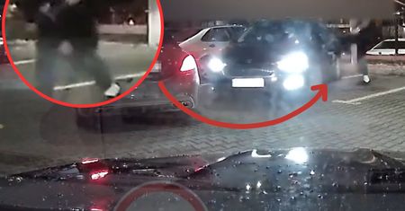 Przy McDonald's zrobiło się nerwowo. Miał w ręce siekierę. Wideo trafiło do sieci