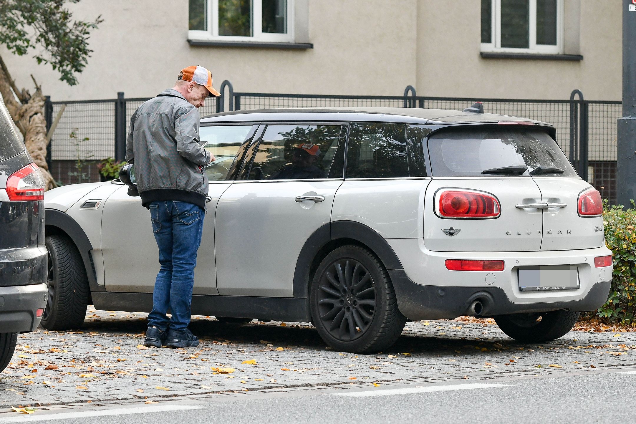 Bartosz Żukowski w kawiarni