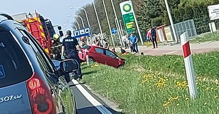 Samochód wjechał do przydrożnego rowu na drodze wojewódzkiej. Utrudnienia w ruchu