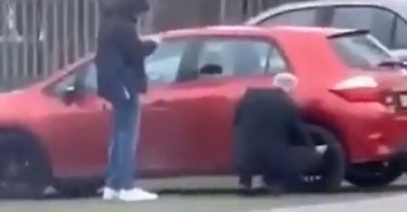 Nauczyciel spuścił powietrze z kół w aucie ucznia. Parking niezgody w Piasecznie