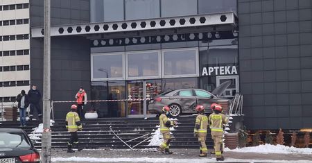 Kierowca audi wymusił kierowcy audi. Skończyło się na schodach galerii