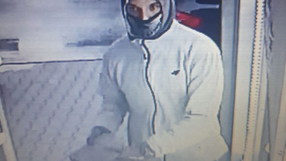 Policja publikuje wizerunek sprawcy napadu na lombard i prosi o pomoc w ustaleniu jego tożsamości