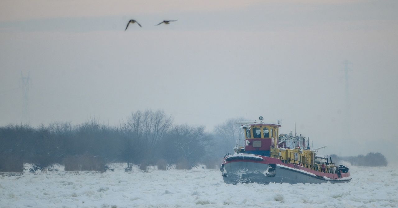 Lodołamacze przerywają prace. Konieczna jest odwilż