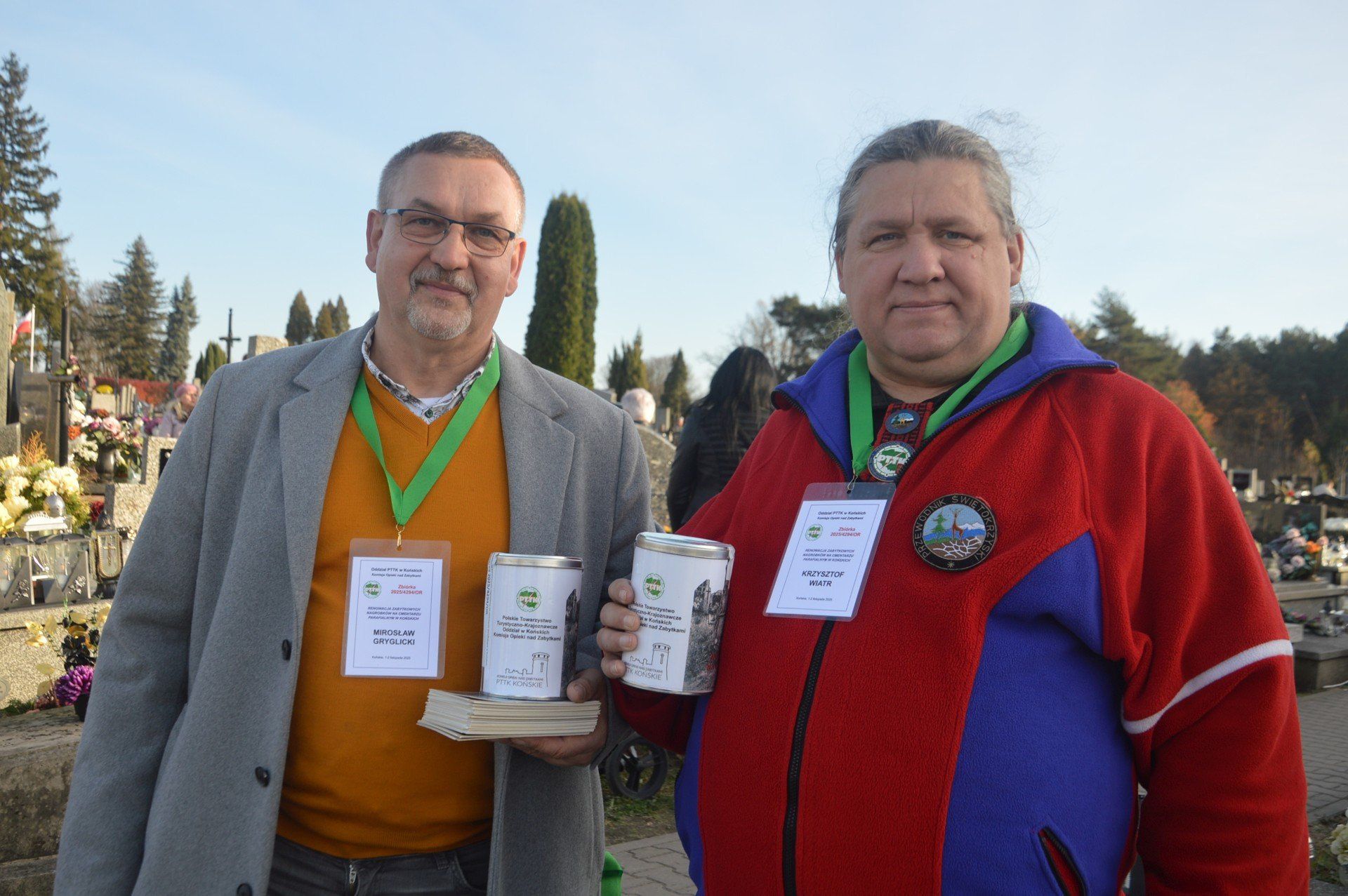 Dzień Wszystkich Świętych na koneckim cmentarzu. Prezes PTTK Krzysztof Wiatr i członek zarządu Mirosław Gryglicki podczas skwesty