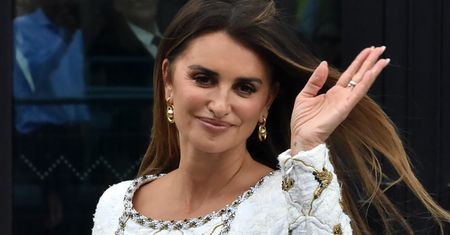 Przyszła na pokaz Chanel. Miała na sobie krótką spódnicę