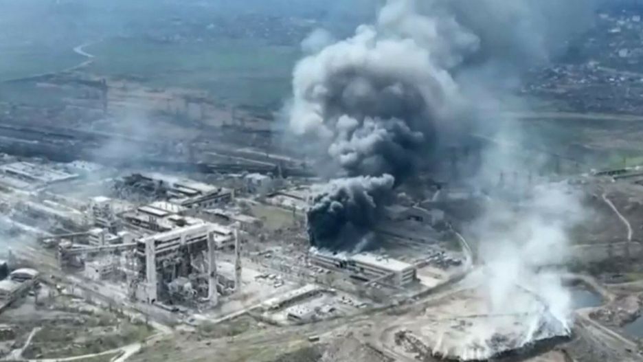 Wojna w Ukrainie - sytuacja w MariupoluThis handout video grab taken from a footage released by Mariupol City Council on April 19, 2022 shows clouds of smoke billowing above Azovstal steel plant and the destroyed gates of Azov Shipyard, as Russia continues its push to capture the besieged port city of Mariupol. (Photo by Handout / Mariupol City Council / AFP) / RESTRICTED TO EDITORIAL USE - MANDATORY CREDIT "AFP PHOTO /Mariupol City Council" - NO MARKETING - NO ADVERTISING CAMPAIGNS - DISTRIBUTED AS A SERVICE TO CLIENTSHANDOUT