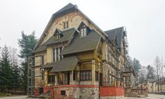 Głuszyca. Willa fabrykanta, szkoła, teraz urząd. Historia kołem się toczy