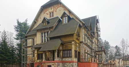 Głuszyca. Willa fabrykanta, szkoła, teraz urząd. Historia kołem się toczy