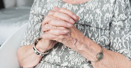 Seniorka wyrzuciła majątek życia przez okno. Wystarczył telefon