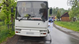 Przyłęk: Pijany kierowca osobówki doprowadził do zderzenia z autobusem przewożącym dzieci