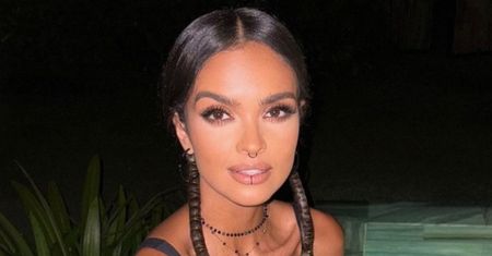 Klaudia El Dursi eksponuje pośladki w PRZEŚWITUJĄCEJ spódnicy i eksperymentuje z piercingiem: "Zaszalałam z lookiem" (FOTO)