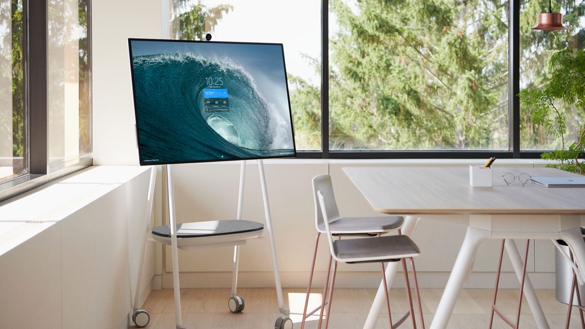 Urządzenie Microsoftu nie jest jednak tylko dotykowym ekranem, czy wyświetlaczem do wideokonferencji ale także jest to samodzielny komputer.