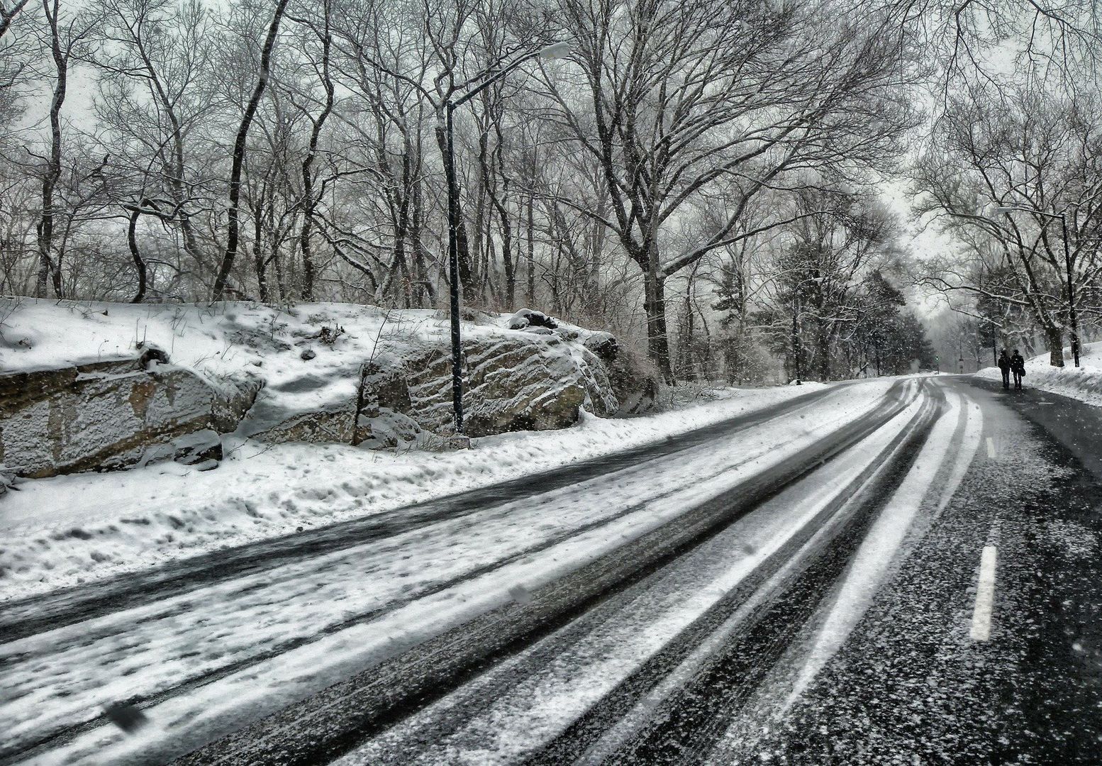Śnieg, deszcz i mróz. IMGW ostrzega przed fatalnymi warunkami na drogach!