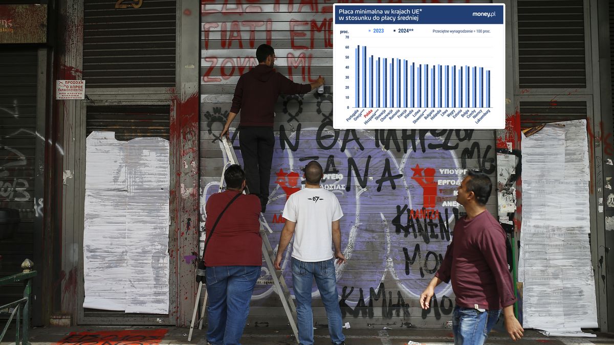 ATHENS, GREECE - JUNE 04: About 200 demonstrator gather near Ministry of Labor demanding from the government to take action against unemployment and salary cuts in their sector, in Athens, Greece on June 04, 2020. The protestors wrote on the wall at the entrance of the Ministry and then marched towards the Tourism Ministry. (Photo by Ayhan Mehmet/Anadolu Agency via Getty Images)


