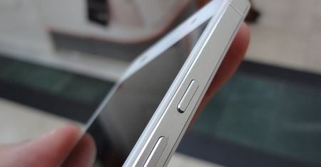 Już niedługo tylko Samsung i LG zostaną przy plastiku?