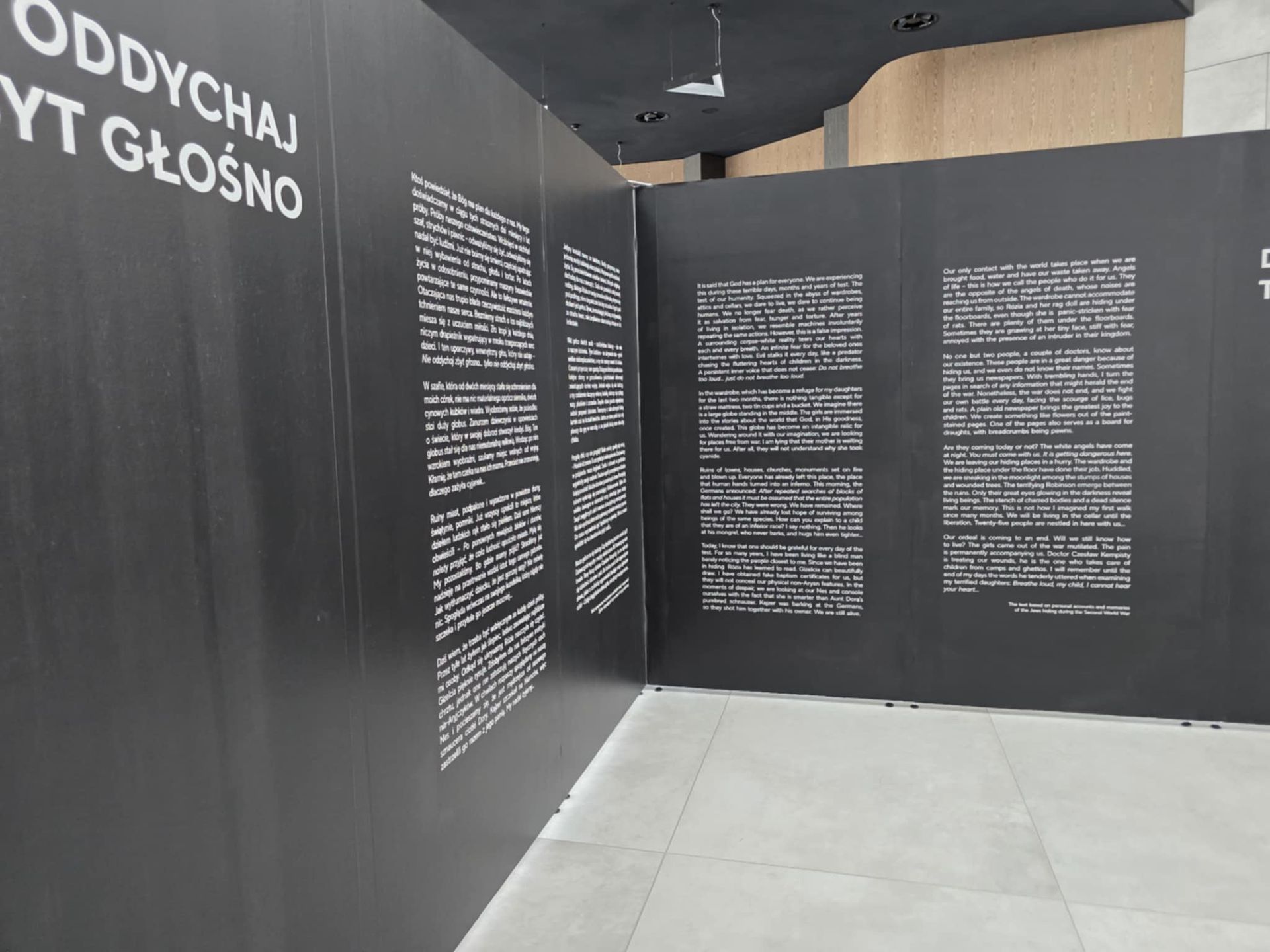 Wystawa w muzeum redemptorystów. Opis na dużej ścianie