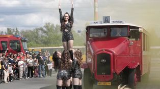 85 zabytkowych autobusów opanowało Rzeszów. Tłumy na wyjątkowym zlocie i wielkiej paradzie [ZDJĘCIA]
