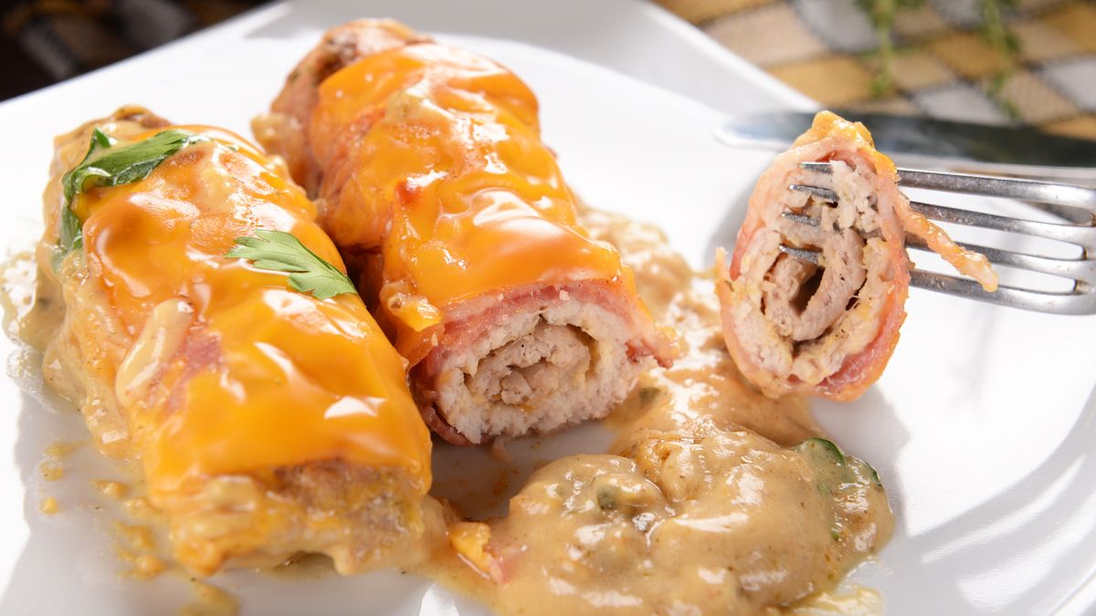 Roladki z sosem serowym kryją w sobie pyszne dodatki