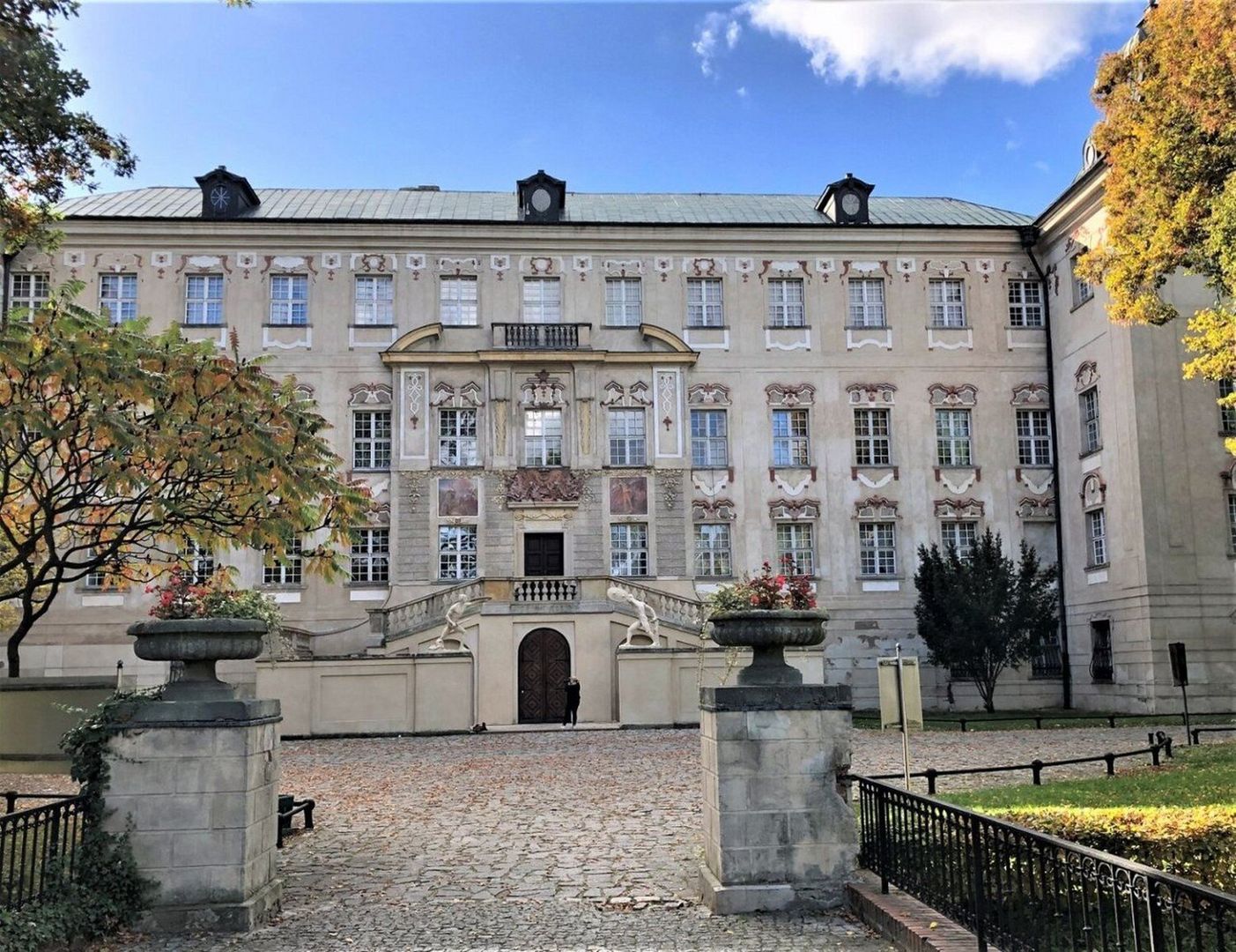 Zamek w Rydzynie – barokowy kompleks otoczony pięknym parkiem. Była to królewska rezydencja rodu Leszczyńskich. Można tam otrzeć się o mroczną legendę.