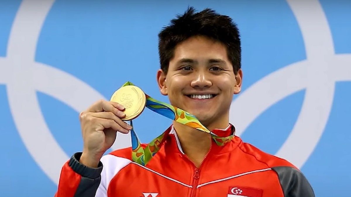 Joseph Schooling ze złotym medalem w dłoni