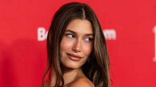 Biją rekordy popularności. Hailey Bieber nosi je od dawna