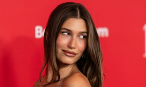Biją rekordy popularności. Hailey Bieber nosi je od dawna