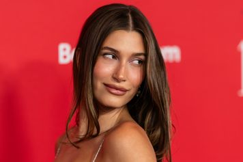 Biją rekordy popularności. Hailey Bieber nosi je od dawna