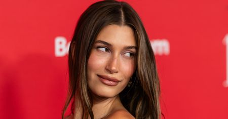 Biją rekordy popularności. Hailey Bieber nosi je od dawna