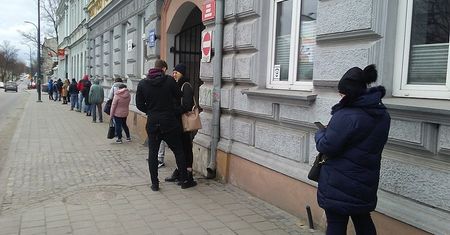 Bezrobocie i spadek dochodów wpłyną na ceny. Nowe prognozy inflacji