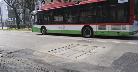 W niedzielę zapadł się fragment jezdni na ul. Głębokiej. Tego samego dnia usunięto awarię