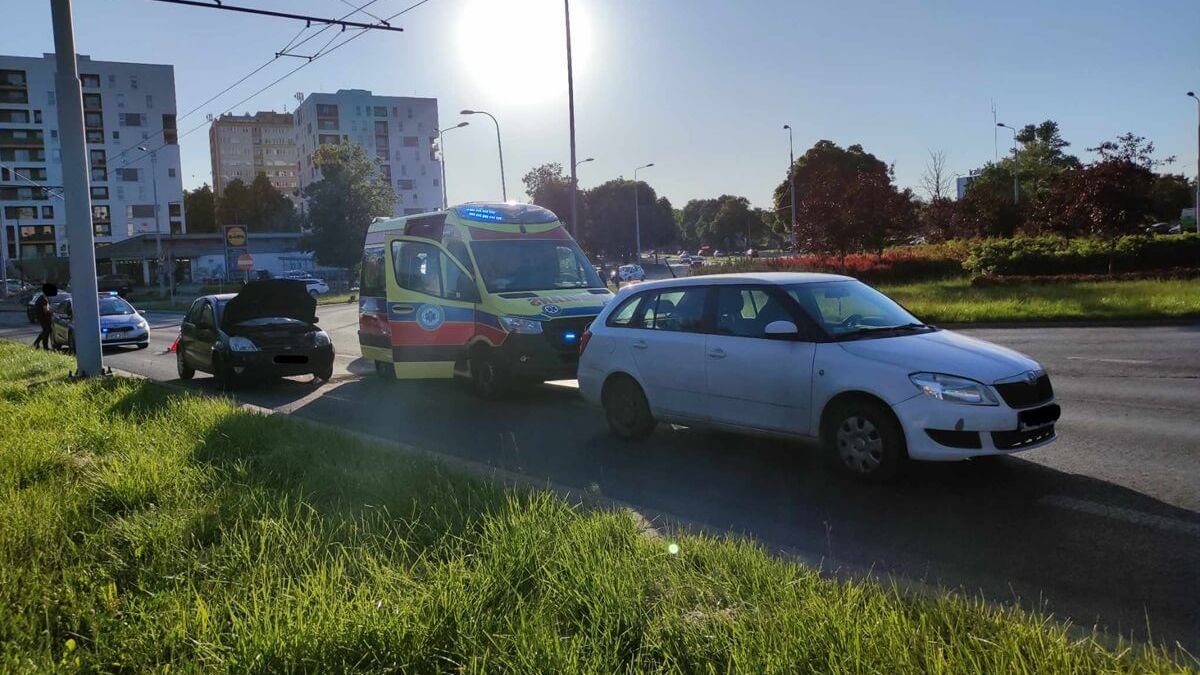 Zderzenie forda ze skodą na rondzie Berbeckiego