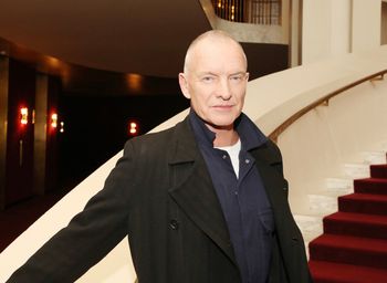 Jest gwiazdą "Sylwestra z Dwójką". Mało kto zna historię wuja z Polski