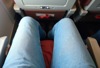 Wybrała się w 16-godzinny lot samolotem. Pokazała, z czym się mierzyła