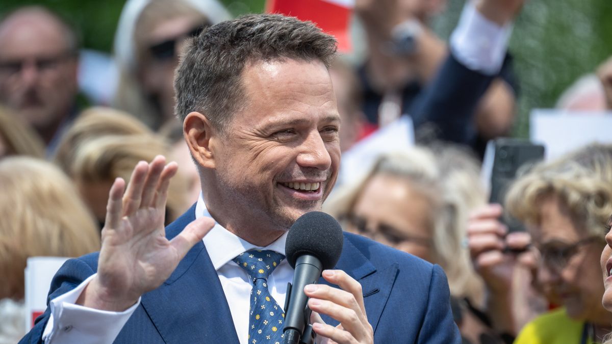 Ciechocinek, 24.05.2025. Wybory prezydenta RP - kampania przed II turą. Kandydat KO w wyborach prezydenckich, prezydent Warszawy Rafał Trzaskowski na spotkaniu z seniorami przy fontannie "Grzybek" w Ciechocinku, 24 bm. (tż/amb) PAP/Tytus Żmijewski