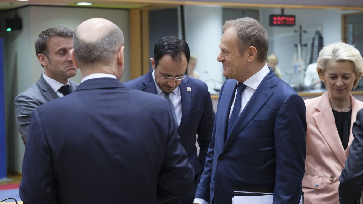 Politycy unijni, w tym m.in. Emmanuel Macron, Donald Tusk i Ursula von der Leyen