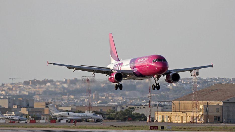 Wizz Air zmniejsza liczbę samolotów w polskich bazach