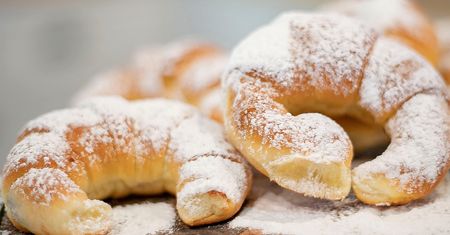 Najlepszy przepis na rogaliki z marmoladą. Wychodzą mięciutkie jak gąbeczka