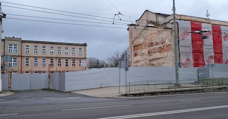 Tragiczny wypadek podczas rozbiórki budynku dawnej fabryki obuwia. Ściana przygniotła pracownika