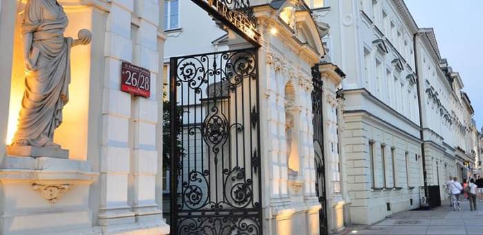 Szkolnictwo wyższe cierpi przez koronawirusa. "To parodia nauki"