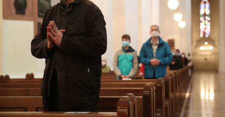 W kościele przyglądają ci się i zapisują coś na kartkach? Oto powód