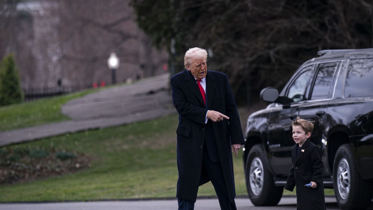 US President Trump departs White House on Marine One
epa11964929 US President Donald Trump walks on the South Lawn of the White House with the son of Elon Musk, X ? A-12, before boarding Marine One in Washington, DC, USA, 14 March 2025.  EPA/AL DRAGO / POOL 
Dostawca: PAP/EPA.
AL DRAGO / POOL
heat of state, south lawn, White House