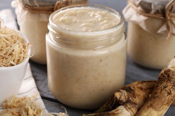 Do chrzanu ścieram owoce. Tak smaczny, że nie doczeka Wielkanocy