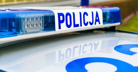 Groźny wypadek w Kliszowie. Seat otarł się o mercedesa i uderzył w drzewo, pięć osób trafiło do szpitala