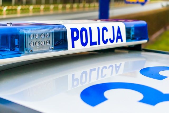 Groźny wypadek w Kliszowie. Seat otarł się o mercedesa i uderzył w drzewo, pięć osób trafiło do szpitala