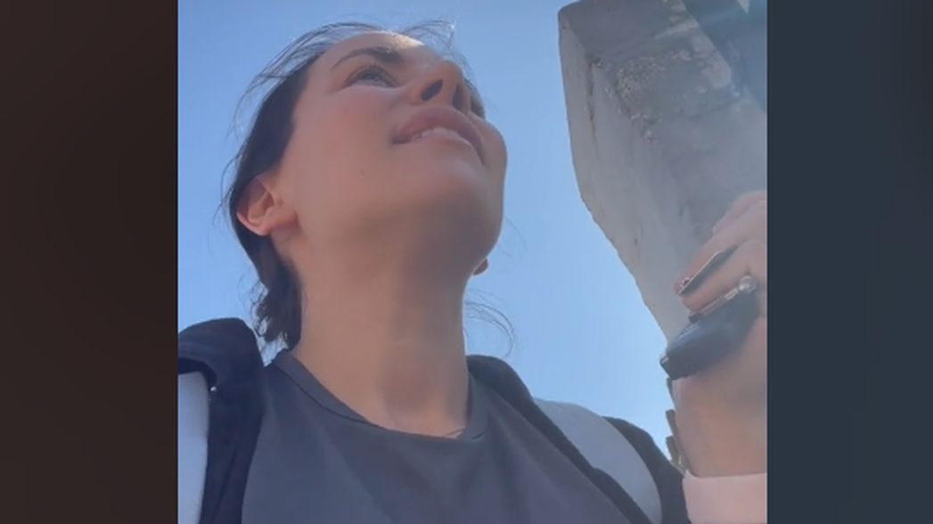 Przyłapała sąsiada. Zabrał meble z jej ogrodu i wstawił do swojego