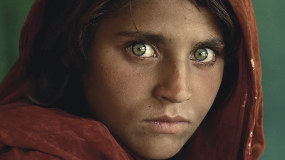 Sharbat Gula, zielonooka afgańska dziewczyna, pokazała się światu w 1985 roku na okładce "National Geographic". Teraz znów o niej głośno Foto: Steve McCurry/National Geographic
